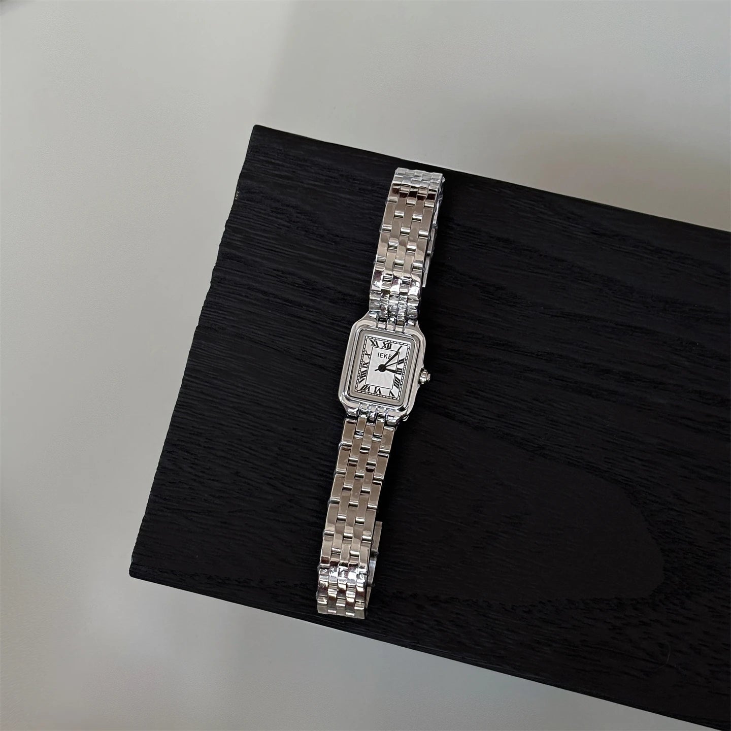 Versione coreana di un orologio da donna retrò in metallo leggero e di lusso con quadrante quadrato, dal design di nicchia di alto valore 