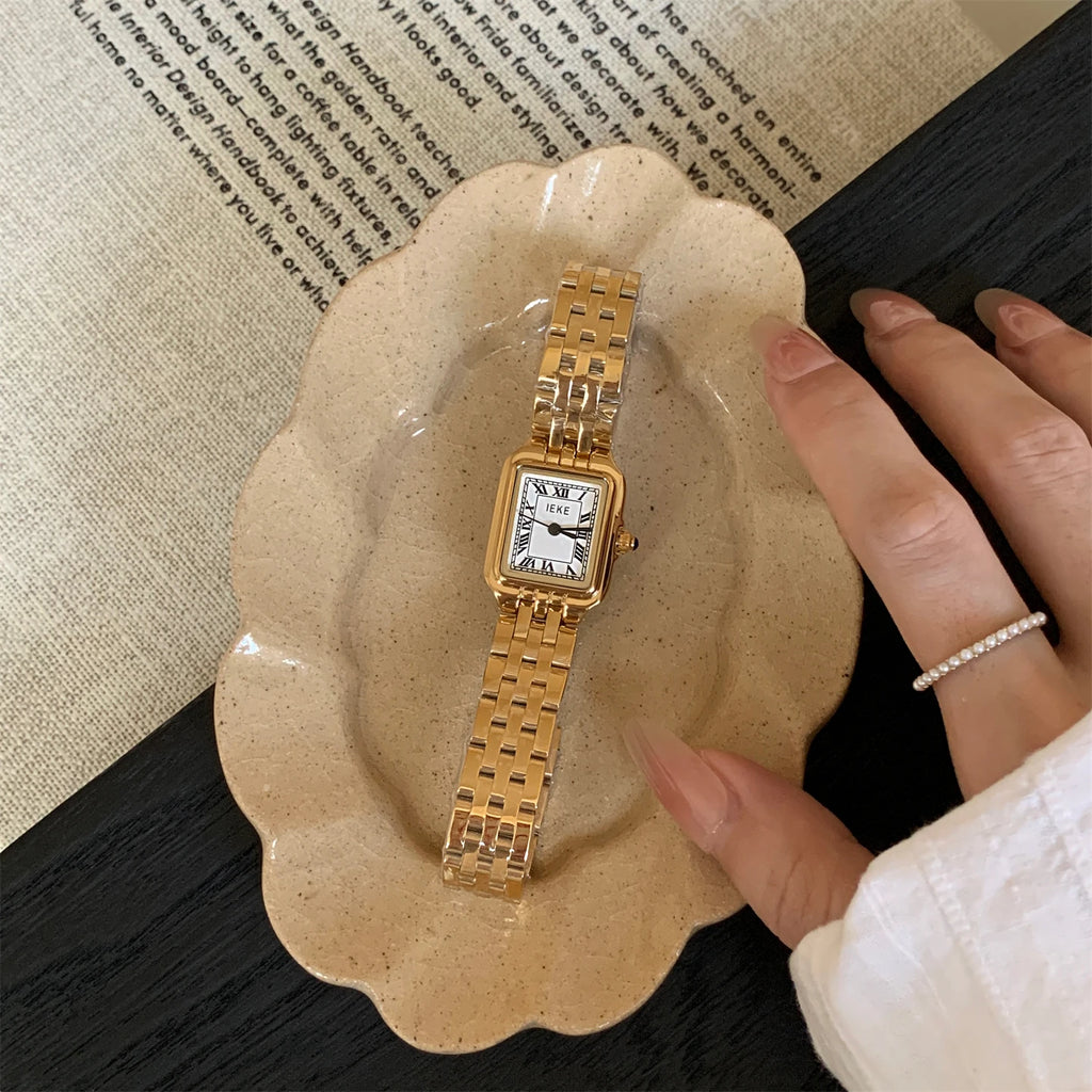 Versione coreana di un orologio da donna retrò in metallo leggero e di lusso con quadrante quadrato, dal design di nicchia di alto valore 