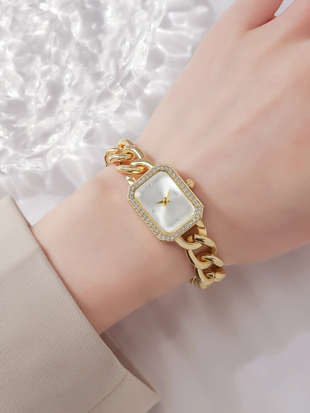 La scatola misteriosa contiene 1 orologio al quarzo con colori casuali, 1 orologio da polso con catena a mano, 1 orologio con montatura in diamante, 1 orologio in scatola cieca; 1 orologio con catena a mano alla moda