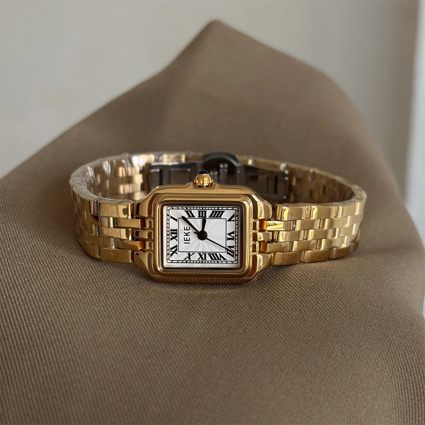 Versione coreana di un orologio da donna retrò in metallo leggero e di lusso con quadrante quadrato, dal design di nicchia di alto valore 