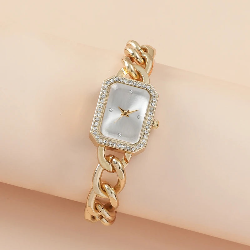 La scatola misteriosa contiene 1 orologio al quarzo con colori casuali, 1 orologio da polso con catena a mano, 1 orologio con montatura in diamante, 1 orologio in scatola cieca; 1 orologio con catena a mano alla moda