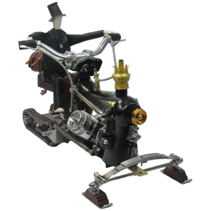 Modello di motoslitta: un'opera d'arte in metallo, realizzata con cura, raffigurante un'auto a vapore in stile steampunk, progettata come ornamento da scrivania. 