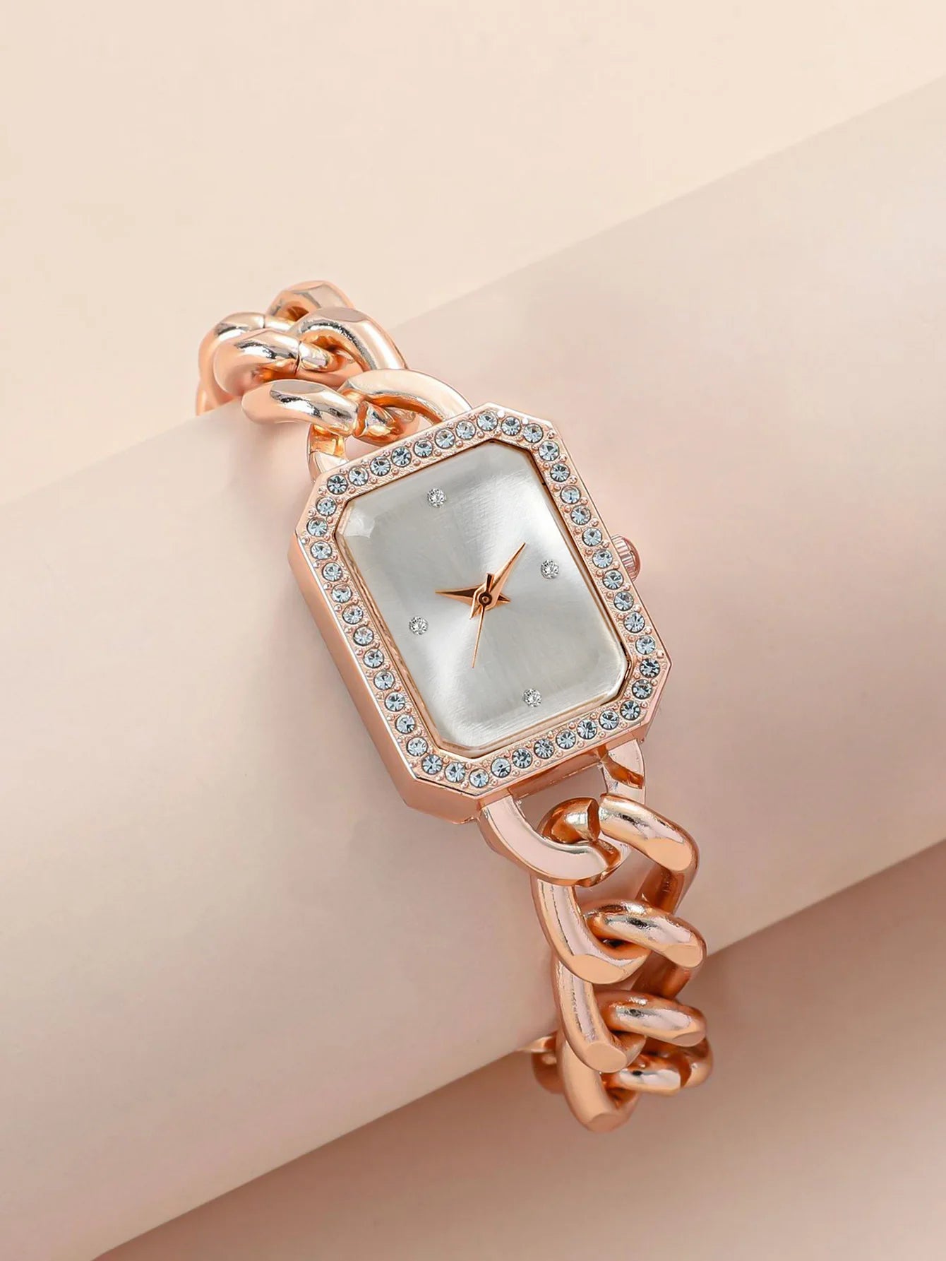 La scatola misteriosa contiene 1 orologio al quarzo con colori casuali, 1 orologio da polso con catena a mano, 1 orologio con montatura in diamante, 1 orologio in scatola cieca; 1 orologio con catena a mano alla moda