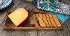 Tagliere per formaggi a grana fine con coltello