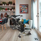 Modello di motoslitta: un'opera d'arte in metallo, realizzata con cura, raffigurante un'auto a vapore in stile steampunk, progettata come ornamento da scrivania. 
