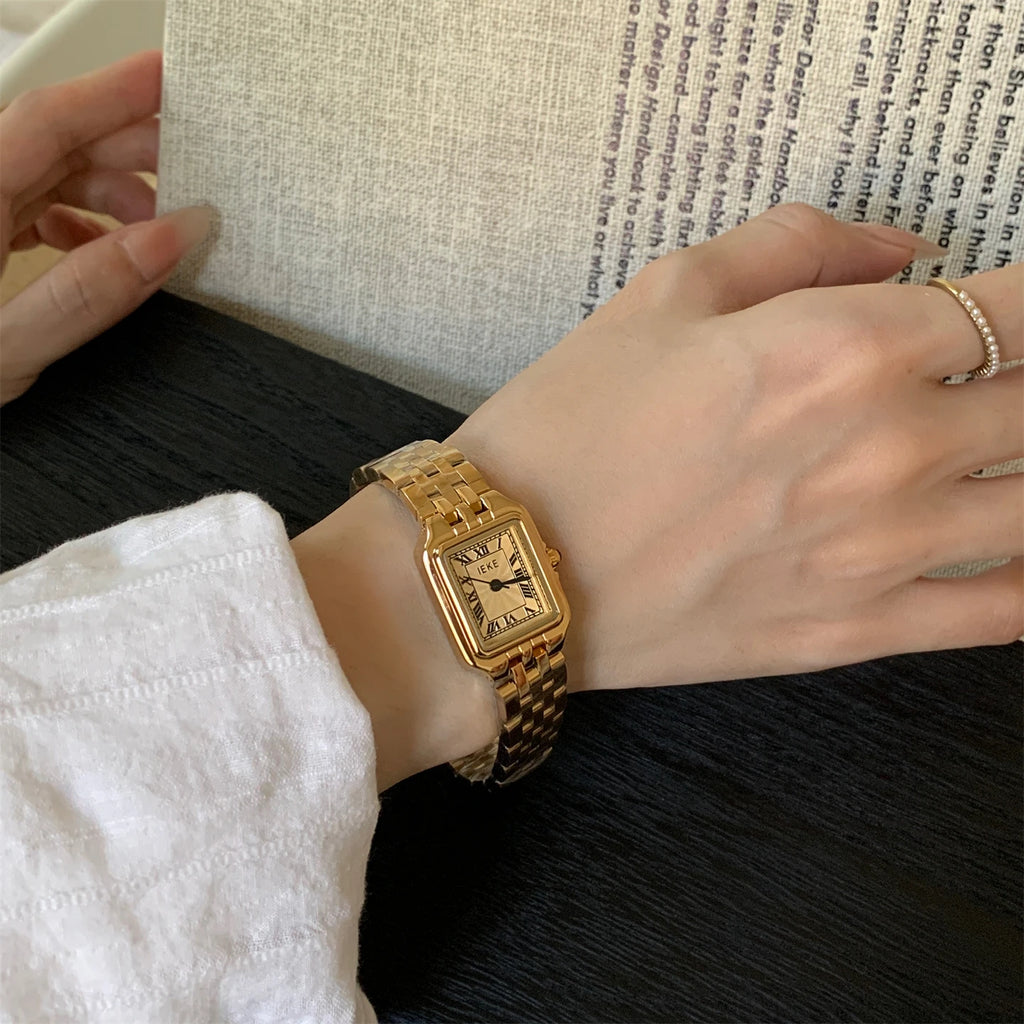 Versione coreana di un orologio da donna retrò in metallo leggero e di lusso con quadrante quadrato, dal design di nicchia di alto valore 