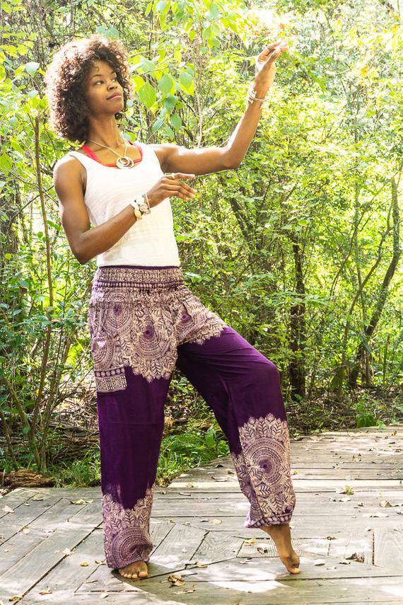 Pantaloni da yoga da donna con fiori viola, stile boho e hippie