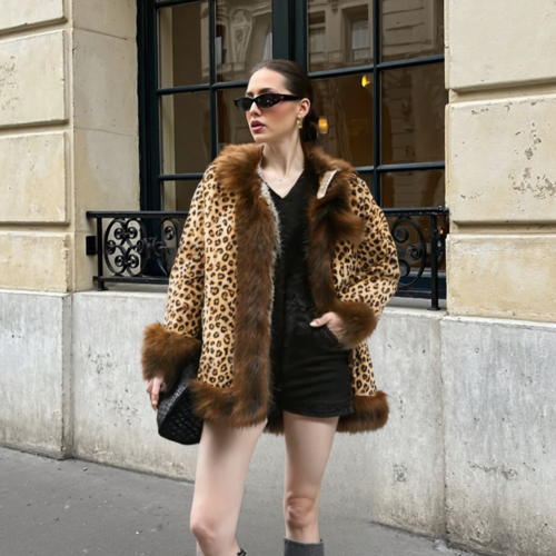 Giacca da donna con cappuccio e collo in pelliccia sintetica con stampa leopardata