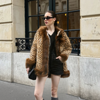 Giacca da donna con cappuccio e collo in pelliccia sintetica con stampa leopardata