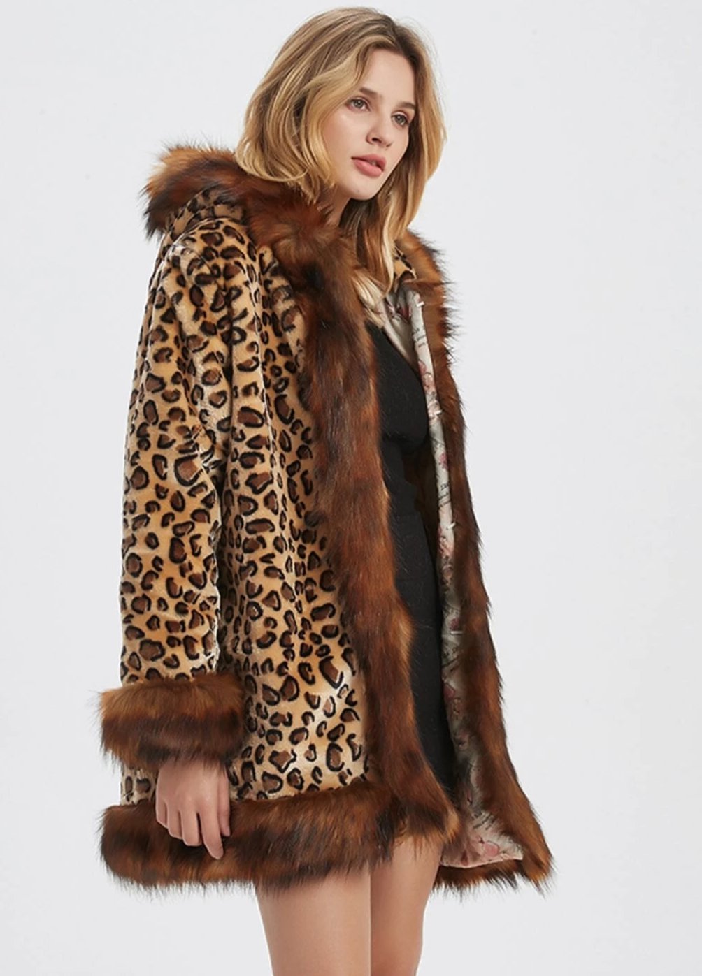 Giacca da donna con cappuccio e collo in pelliccia sintetica con stampa leopardata