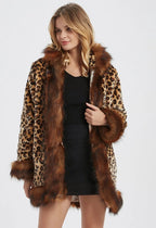 Giacca da donna con cappuccio e collo in pelliccia sintetica con stampa leopardata